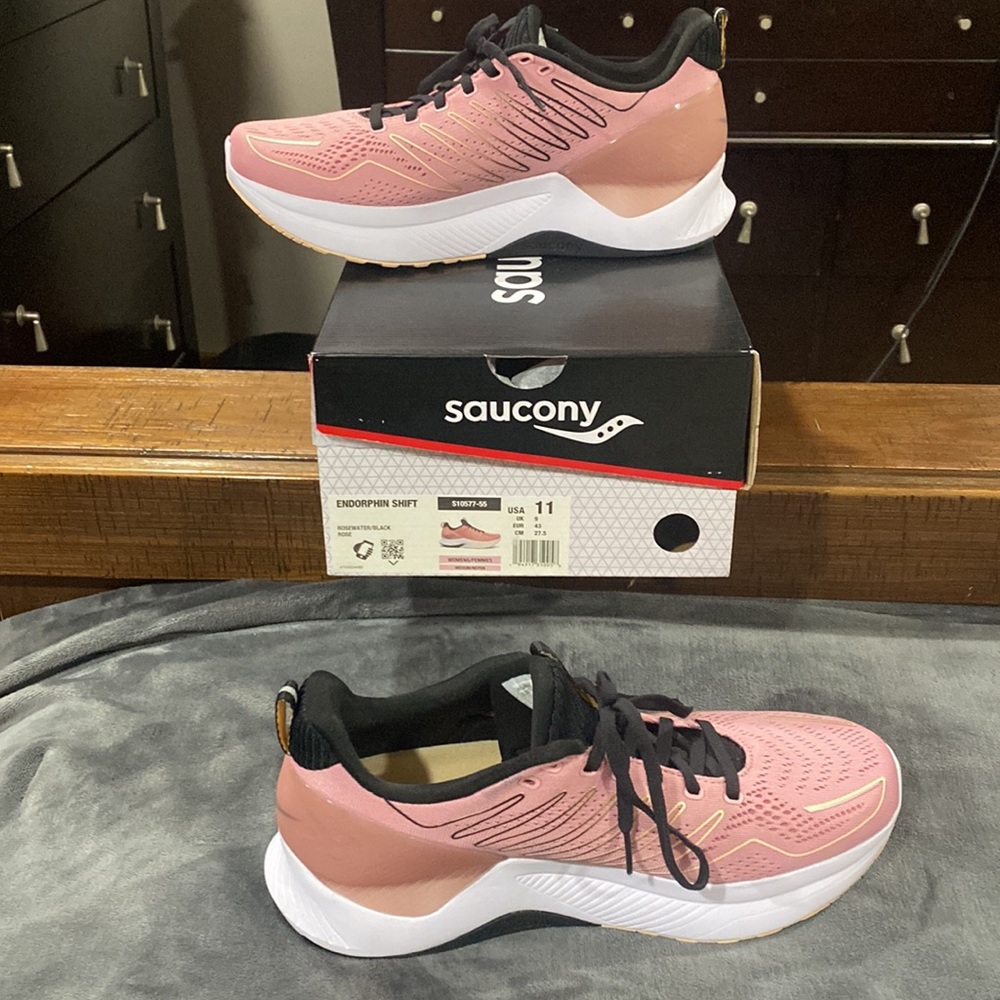 Saucony Endorphin Shift Women’s Size 11